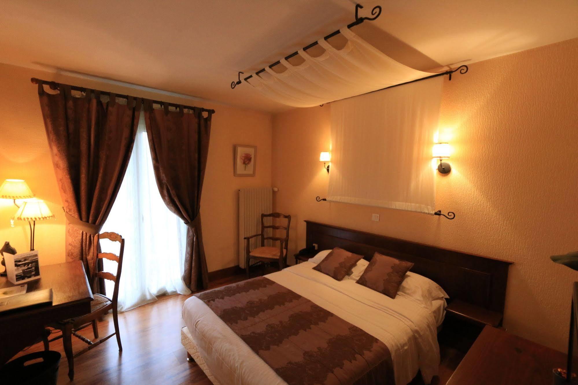 Logis Hotel Le Petit Casset La Boisse Экстерьер фото