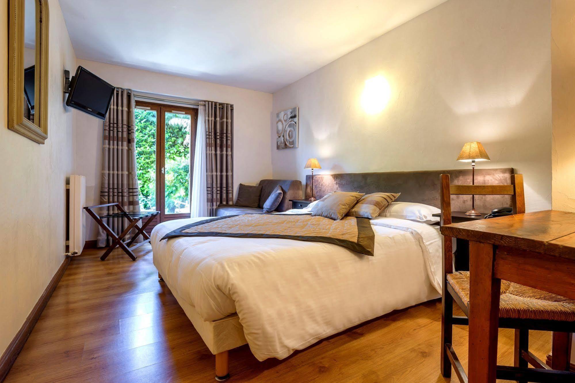 Logis Hotel Le Petit Casset La Boisse Экстерьер фото